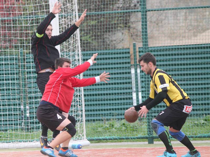 Oblastní přebor mužů v národní házené: Vřeskovice B (v červeném) - Nýřany B 16:31.