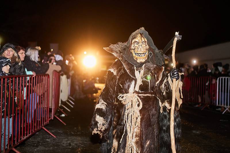 Krampusové v Klatovech - největší pekelná show na západě Čech se odehrála v sobotu 3. prosince večer. Desítky hrůzu nahánějících čertisek původem z rakouských Alp děsily malé i některé větší návštěvníky, kterých se sešlo opravdu mnoho.