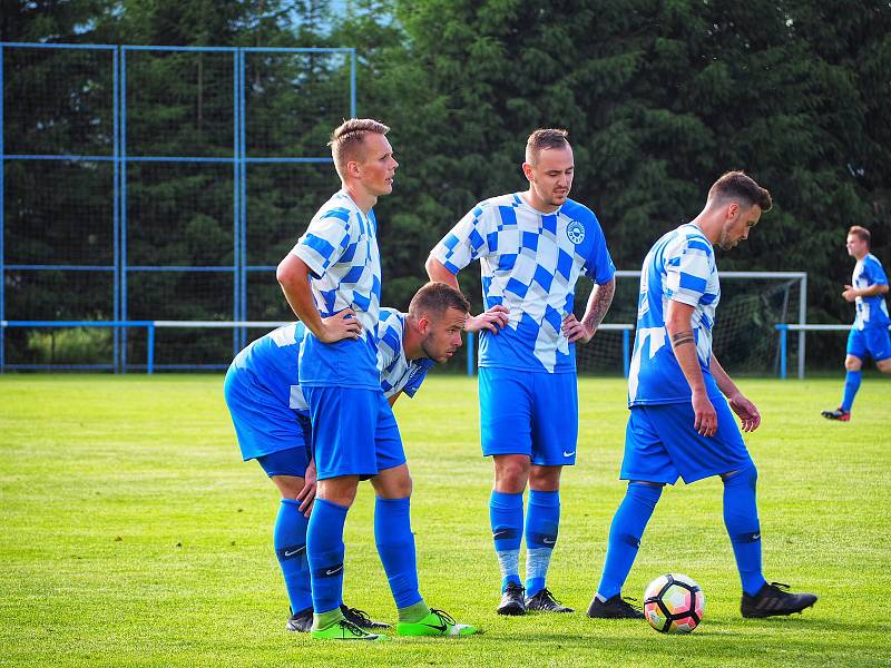 FOTBALISTÉ LUBŮ (hráči v červených dresech) sestoupili, ale  v Nýrsku (v modrém) urvali jedinou výhru venku. Foto: Aneta Kalivodová