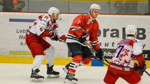 V posledním vzájemném utkání prohráli klatovští hokejisté (v červeném) na ledě Havlíčkova Brodu 3:7. Jak utkání dopadne v sobotu?