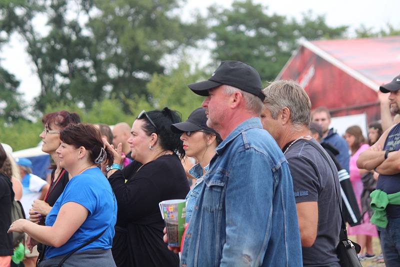 Tisíce návštěvníků zaplnilo v páteční odpoledne prostor u nádraží ve Švihově. Festival Hrady CZ přilákal fanoušky různých žánrů hudby. Foto: Deník/Lucie Kohoutová, Daniela Loudová