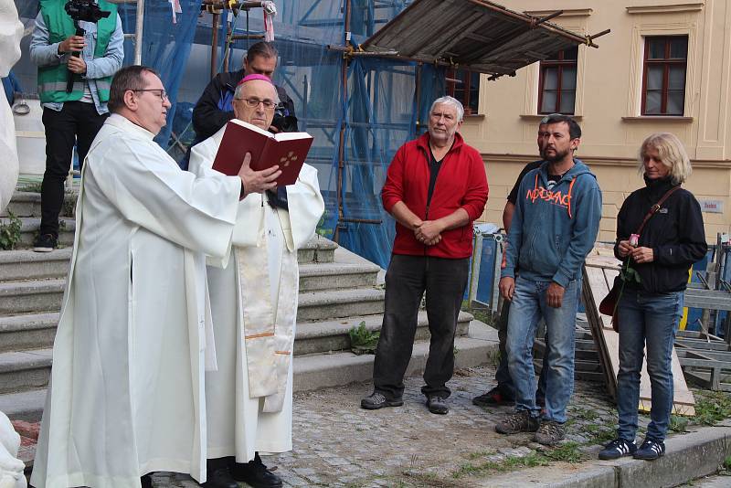 Návrat sochy Panny Marie Neposkvrněné na kostel v Klatovech.