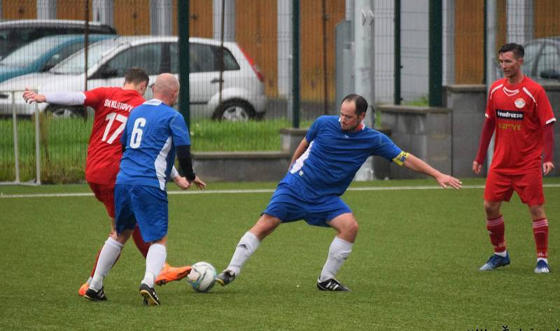 5. kolo krajské I. B třídy (skupina B): SK Klatovy 1898 B (na snímku fotbalisté v červených dresech) - TJ Sokol Štěnovice (modří) 6:1.