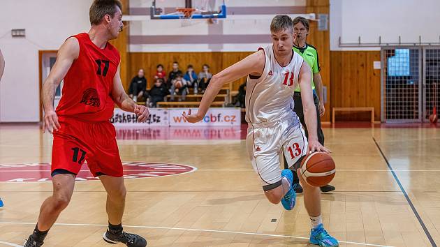 Basketbalisté BK Klatovy (na archivním snímku hráči v bílých dresech) v úvodních dvou zápasech sezony neuspěli, doma podlehli Benešovi i Českým Budějovicím.