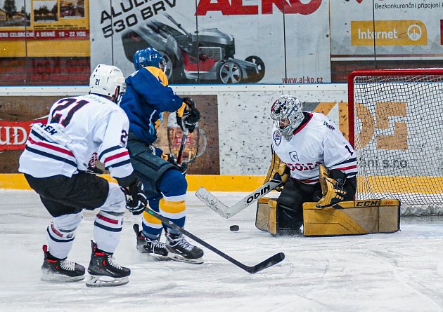 2. liga, skupina západ (nadstavba B, 2. kolo): IHC Králové Písek - SHC Klatovy (na snímku hokejisté v bílých dresech).