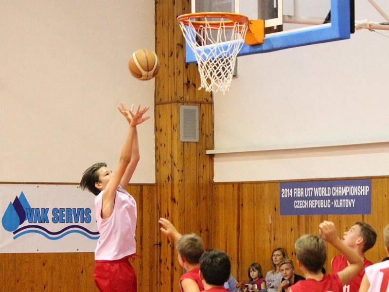 V rámci oslav 80 let klatovského basketbalu bylo k vidění ligové derby Klatovy A (bílé dresy) - Klatovy B žáků U14