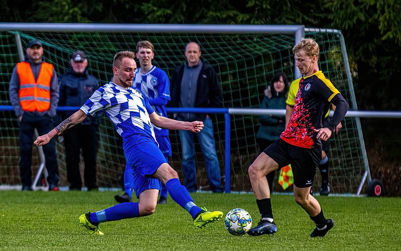 Fotbalisté FK Okula Nýrsko (na archivním snímku hráči v modrobílých dresech) skončili v letošní sezoně krajského přeboru na druhém místě.