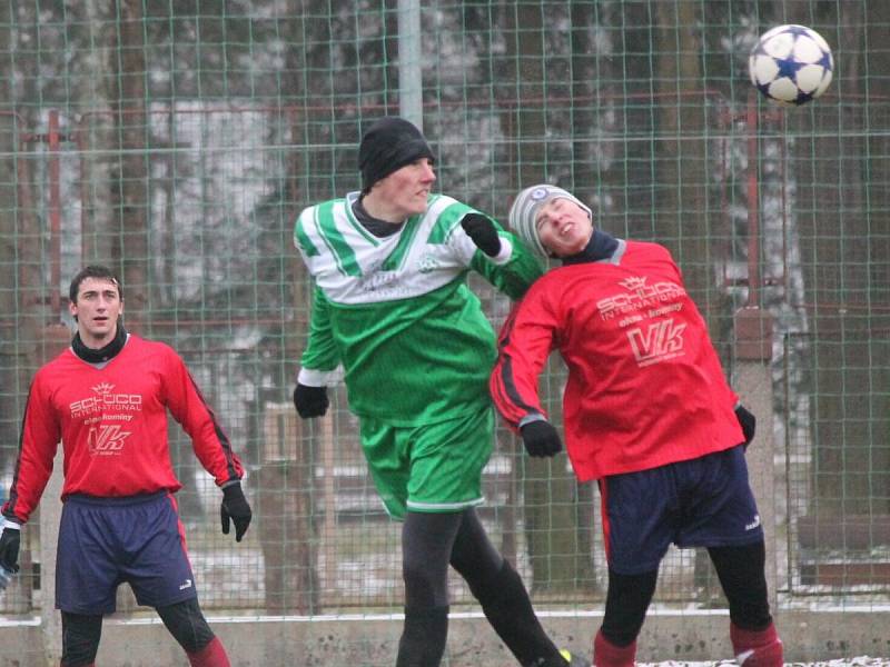 Zimní turnaj v Sušici: Mochtín (v červeném) - Strážov 3:0.