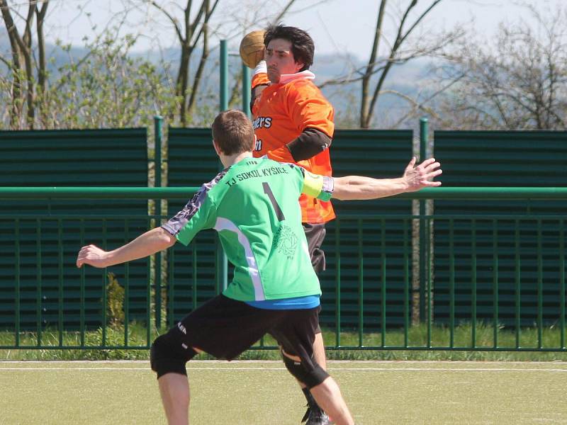 Národní házená, II. liga: Vřeskovice (v oranžovém) - Kyšice 15:22.