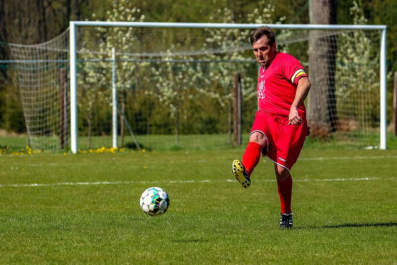 Fotbalisté TJ Žichovice (na archivním snímku hráči v bílých dresech) podlehli ve 24. kole III. okresní třídy TJ Sokol Běšiny 0:2.