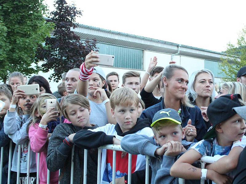 Během festivalu Open Air Lázně v Klatovech vystoupil zpěvák Ben Cristovao.