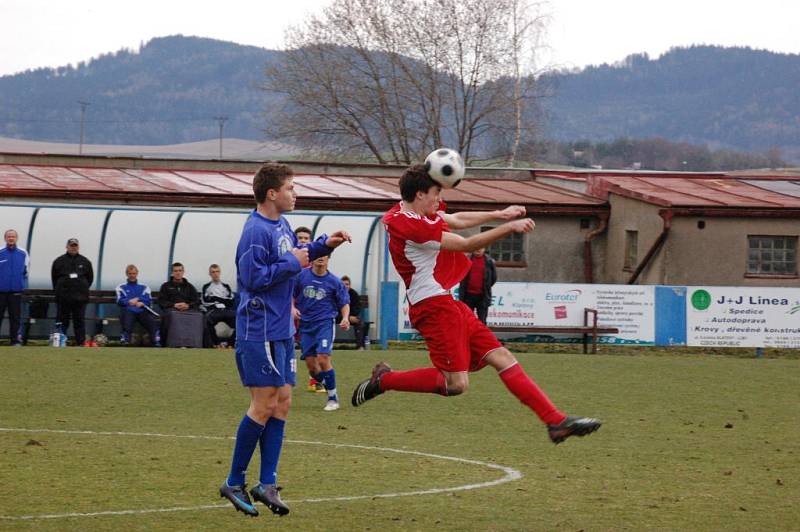 Fotbalisté Klatov (v červených dresech) v utkání divizní skupiny A doma remizovali s favorizovanou Třeboní 0:0.