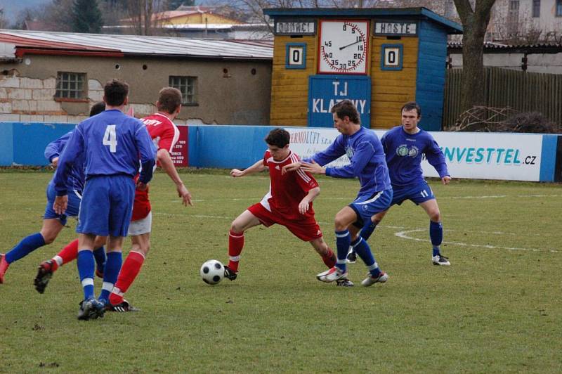 Fotbalisté Klatov (v červených dresech) v utkání divizní skupiny A doma remizovali s favorizovanou Třeboní 0:0.