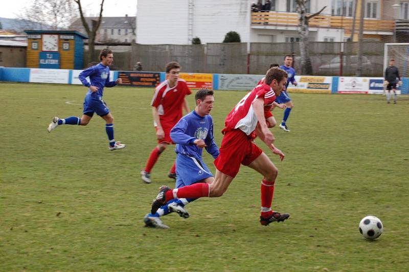 Fotbalisté Klatov (v červených dresech) v utkání divizní skupiny A doma remizovali s favorizovanou Třeboní 0:0.