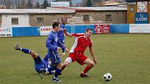 Fotbalisté Klatov (v červených dresech) v utkání divizní skupiny A doma remizovali s favorizovanou Třeboní 0:0.