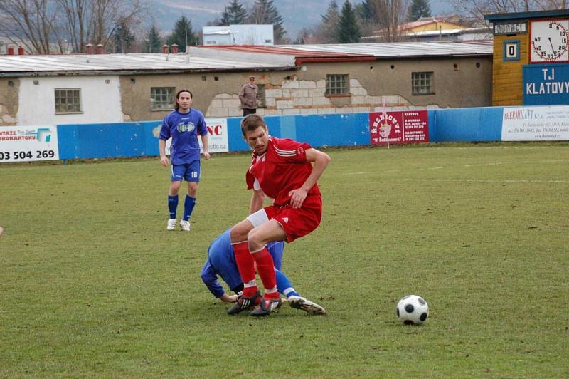 Fotbalisté Klatov (v červených dresech) v utkání divizní skupiny A doma remizovali s favorizovanou Třeboní 0:0.