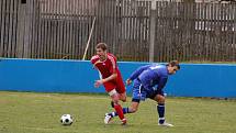 Fotbalisté Klatov (v červených dresech) v utkání divizní skupiny A doma remizovali s favorizovanou Třeboní 0:0.