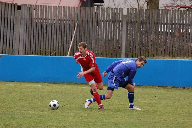 Fotbalisté Klatov (v červených dresech) v utkání divizní skupiny A doma remizovali s favorizovanou Třeboní 0:0.