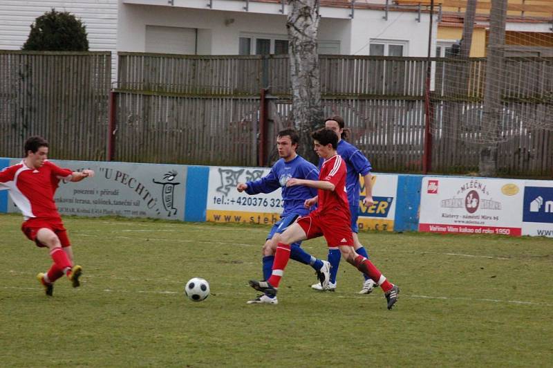 Fotbalisté Klatov (v červených dresech) v utkání divizní skupiny A doma remizovali s favorizovanou Třeboní 0:0.