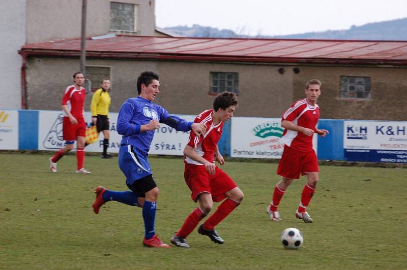 Fotbalisté Klatov (v červených dresech) v utkání divizní skupiny A doma remizovali s favorizovanou Třeboní 0:0.