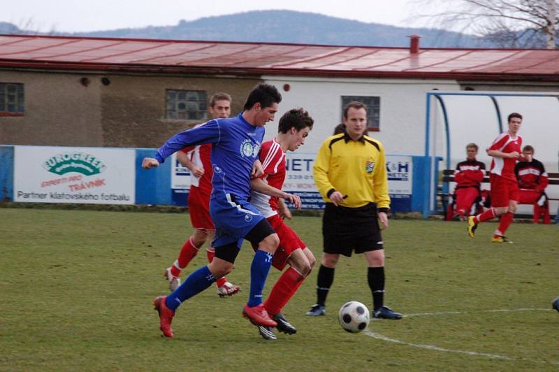 Fotbalisté Klatov (v červených dresech) v utkání divizní skupiny A doma remizovali s favorizovanou Třeboní 0:0.