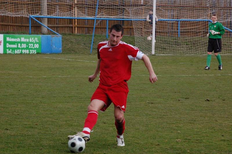 Fotbalisté Klatov (v červených dresech) v utkání divizní skupiny A doma remizovali s favorizovanou Třeboní 0:0.