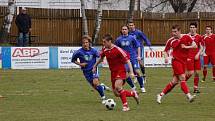 Fotbalisté Klatov (v červených dresech) v utkání divizní skupiny A doma remizovali s favorizovanou Třeboní 0:0.