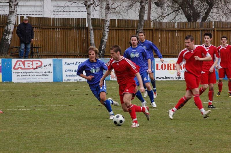 Fotbalisté Klatov (v červených dresech) v utkání divizní skupiny A doma remizovali s favorizovanou Třeboní 0:0.