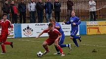 Fotbalisté Klatov (v červených dresech) v utkání divizní skupiny A doma remizovali s favorizovanou Třeboní 0:0.