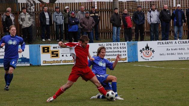 Fotbalisté Klatov (v červených dresech) v utkání divizní skupiny A doma remizovali s favorizovanou Třeboní 0:0.