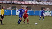 Fotbalisté Klatov (v červených dresech) v utkání divizní skupiny A doma remizovali s favorizovanou Třeboní 0:0.