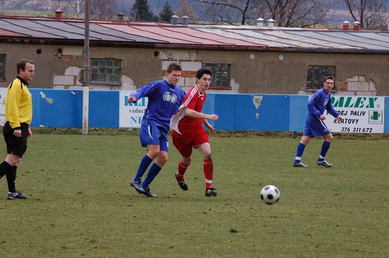 Fotbalisté Klatov (v červených dresech) v utkání divizní skupiny A doma remizovali s favorizovanou Třeboní 0:0.