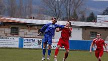 Fotbalisté Klatov (v červených dresech) v utkání divizní skupiny A doma remizovali s favorizovanou Třeboní 0:0.