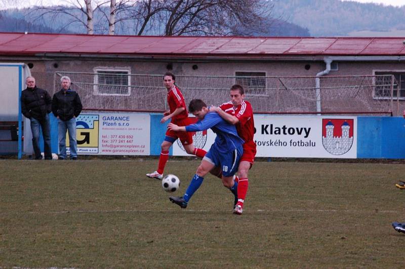 Fotbalisté Klatov (v červených dresech) v utkání divizní skupiny A doma remizovali s favorizovanou Třeboní 0:0.