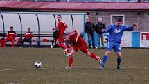 Fotbalisté Klatov (v červených dresech) v utkání divizní skupiny A doma remizovali s favorizovanou Třeboní 0:0.