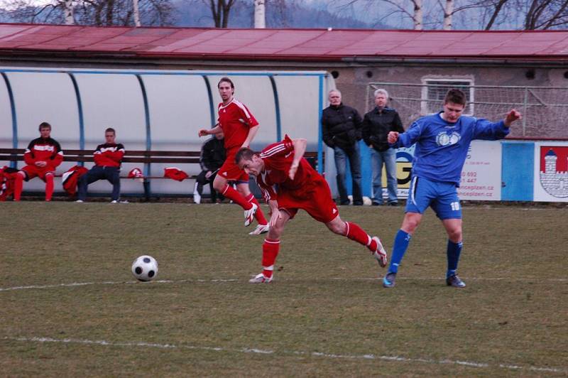 Fotbalisté Klatov (v červených dresech) v utkání divizní skupiny A doma remizovali s favorizovanou Třeboní 0:0.