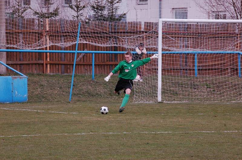 Fotbalisté Klatov (v červených dresech) v utkání divizní skupiny A doma remizovali s favorizovanou Třeboní 0:0.