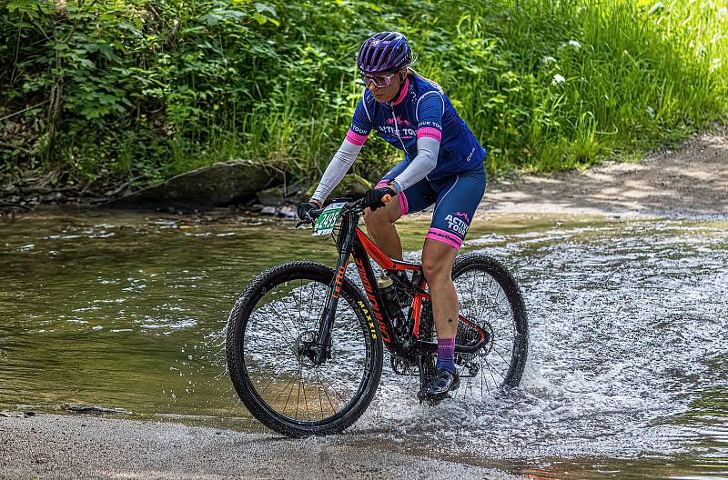 Author Král Šumavy MTB 2022 - přejezd brodu v Nemilkově.