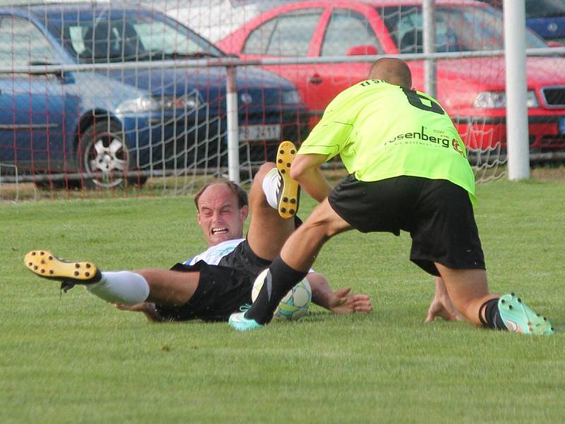 Příprava: Mochtín (v bílém) - Luby 2:3.