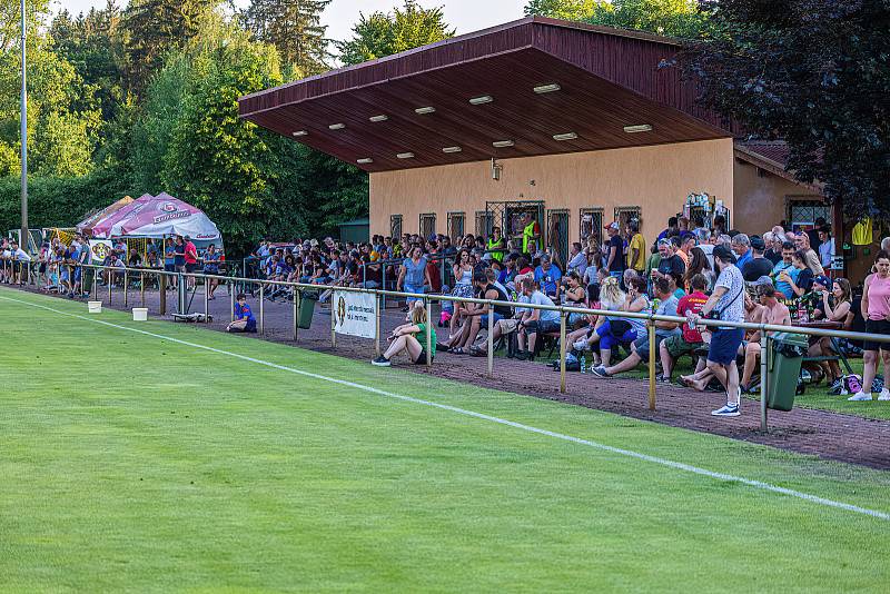 Zatímco úvodní utkání proti Chodskému Újezdu (modří) fotbalisté Janovic (žluté dresy) zvládli, odvetu už nikoliv. V příští sezoně si tak zahrají znovu jen okresní přebor.