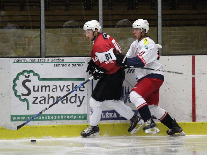 Hokejisté SHC Klatovy (červené dresy) porazili doma v přípravě HC David Servis 4:2.