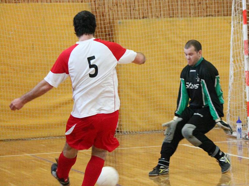 Zimní amatérská liga: Draci Klatovy (bíločervené dresy) - FC BS Stars Klatovy 4:4