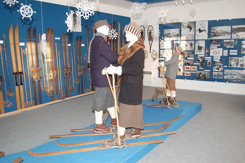 Expozice historie lyžování, jejíž autorem je Emil Kintzl s svými kamarády.