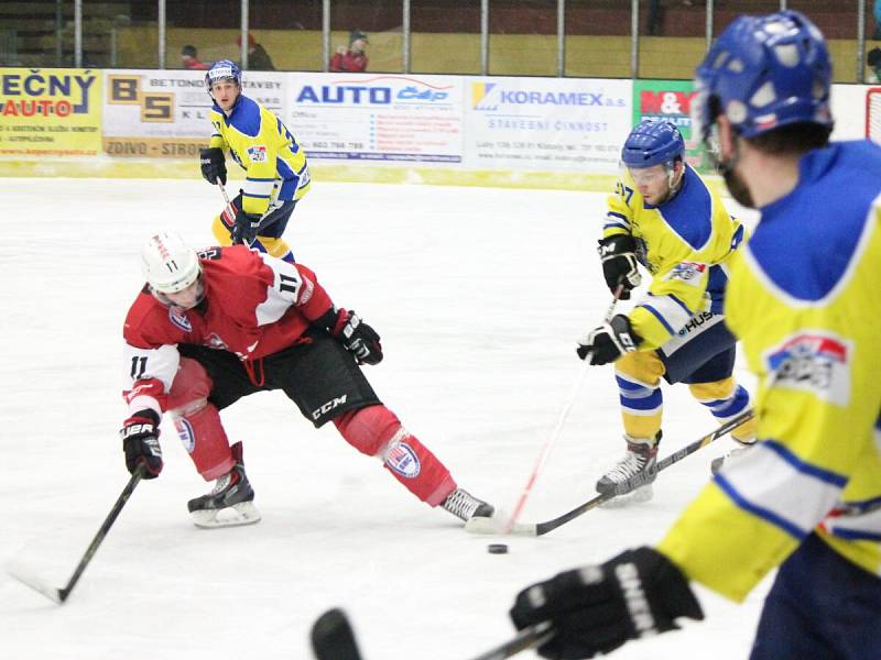 Třetí čtvrtfinále play-off druhé ligy: SHC Klatovy (červené dresy) - HC Kobra Praha 7:3