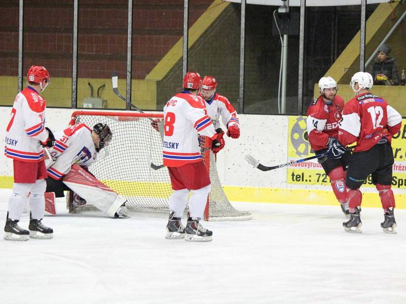 2. liga 2016/2017, osmifinále play-off: SHC Klatovy (červené dresy) - HC Lední Medvědi Pelhřimov 8:3