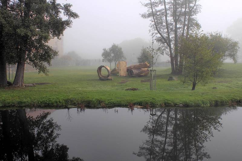 Land art u hradu ve Švihově.