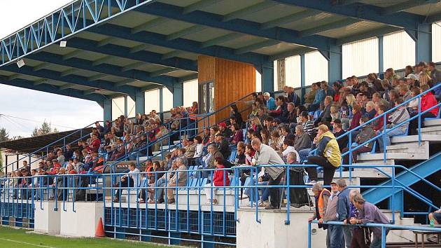 Tribuna na fotbalovém stadionu na Rozvoji v Klatovech má kapacitu 424 míst.
