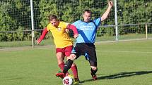 Janovice (na archivním snímku hráči ve žlutých dresech) porazily Chudenice 3:0.