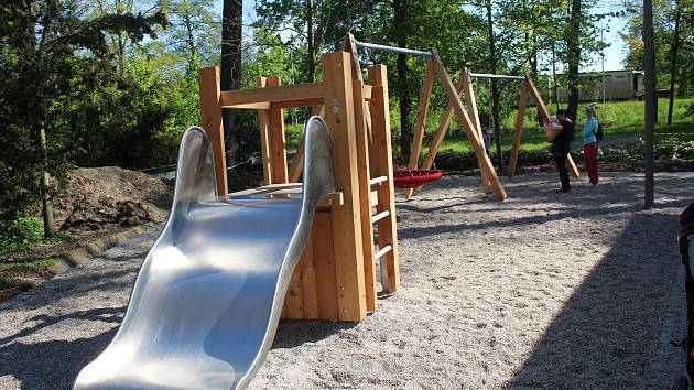 Plechová skluzavka v parku, na kterou většinu dne pálí slunce a děti se tak na ni nemohou klouzat.