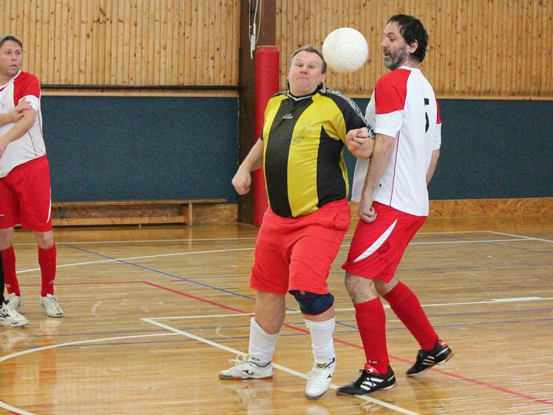 Zimní amatérská liga: Draci Klatovy (bíločervené dresy) - FC BS Stars Klatovy 4:4